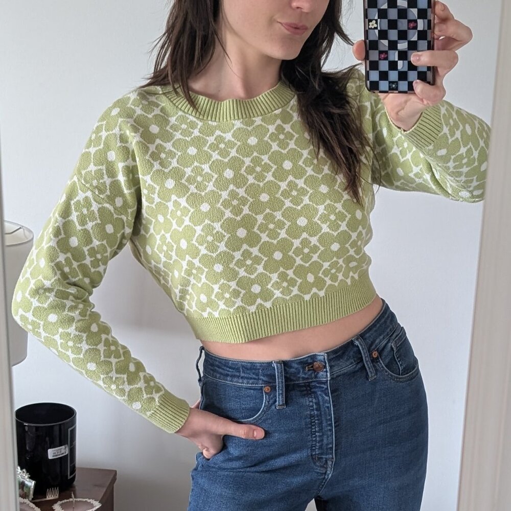 🌼 Hollister Green Floral Cropped Sweater 🌼